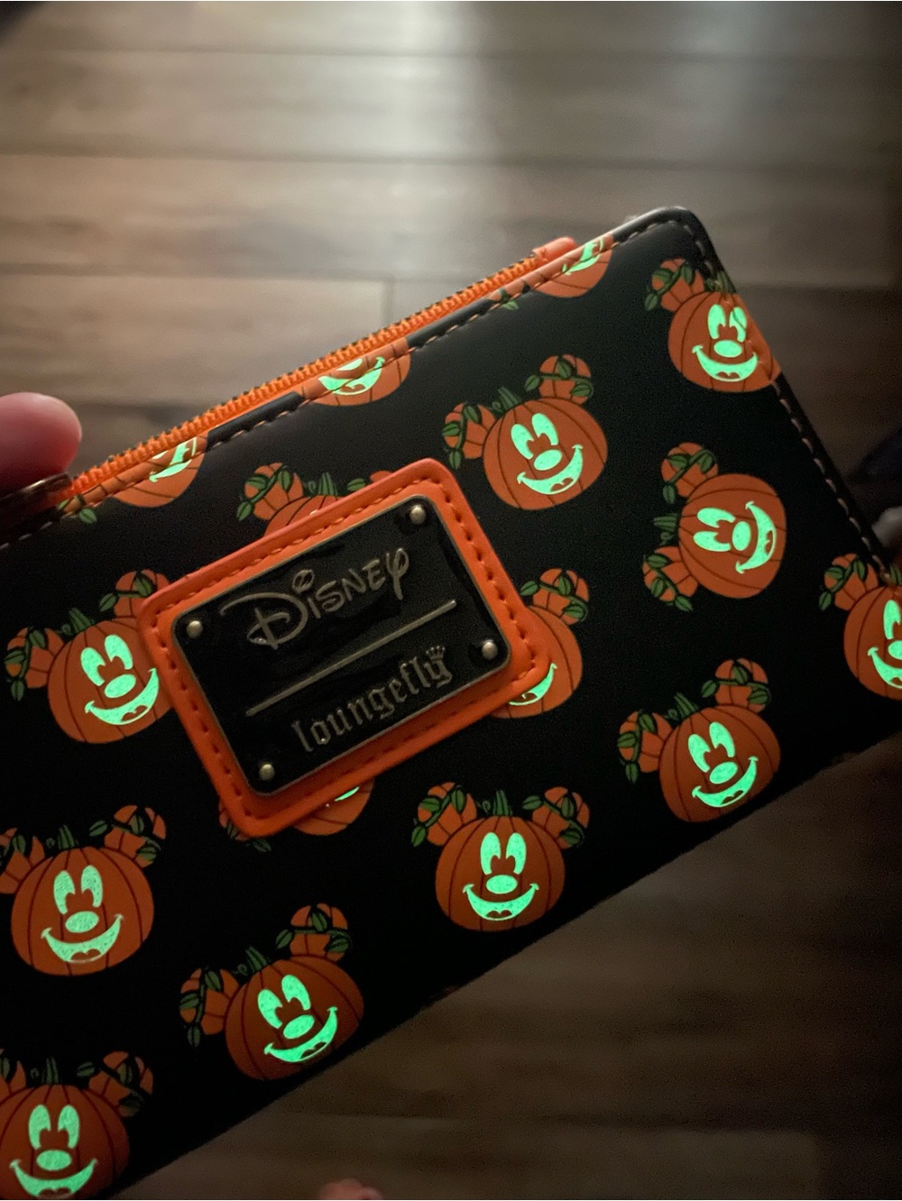 Disney x Loungefly Mickey Mouse Halloween Pumpkin Glow in the Dark Wallet - Picture 6 of 6